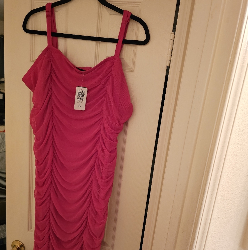 💘Torrid Pink Peacock Mesh Shirred Bodycon Midi Dress💘 Plus Size 18 - Picture 2 of 4